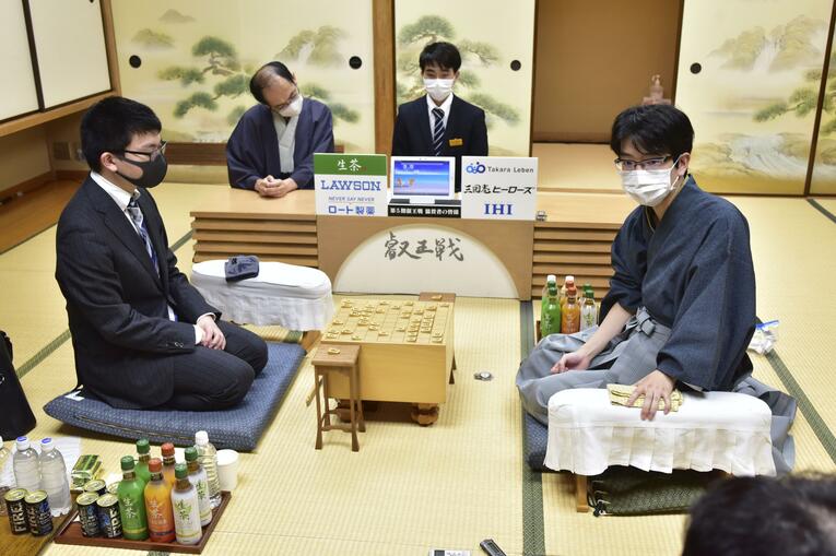 20年の「永瀬－豊島」の叡王戦は第9局までもつれ込む死闘となった　©Kyodo News