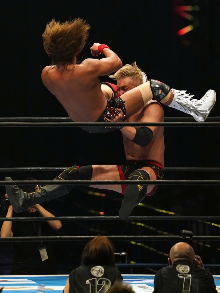 驚きの声が上がったオカダのコーナーからのパワーボム