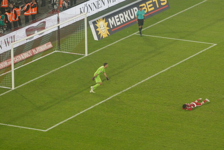 PK失敗した内野はピッチに突っ伏した　©Getty Images