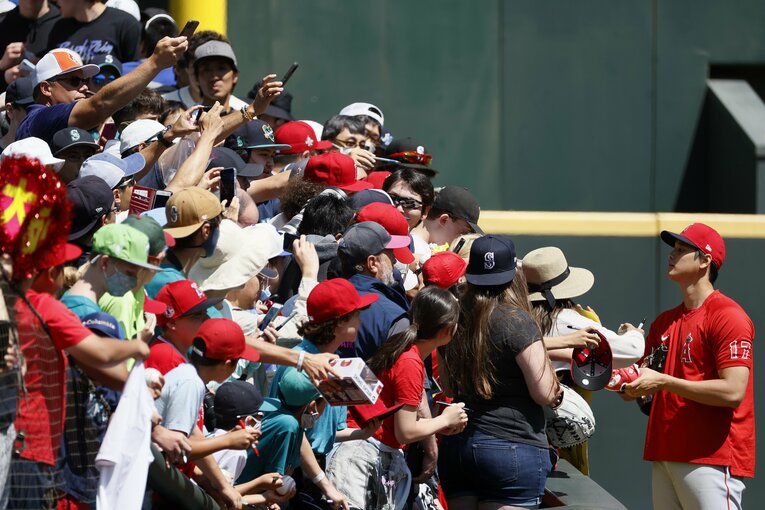 多くのファンからサインを求められる大谷　©Getty Images