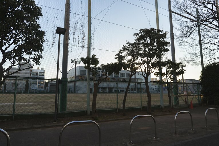 荒川総合スポーツセンターの建物のすぐ北側には軟式野球場があった