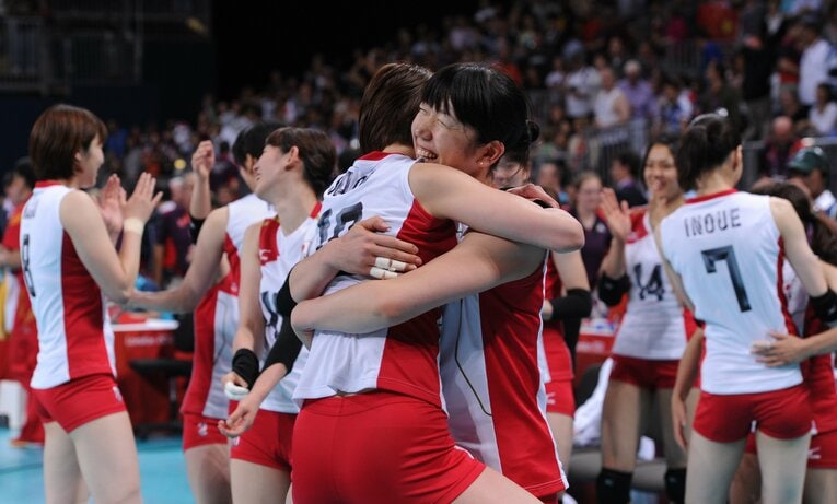 2012年ロンドン五輪でベスト4進出を決めて、荒木絵里香に抱きつく木村沙織　©︎JMPA