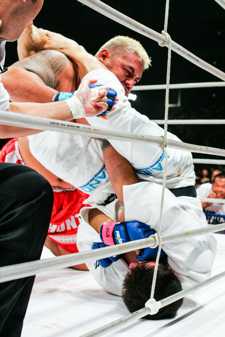 吉田秀彦の下からの腕十字。ハントはなんとかエスケープする　©Susumu Nagao