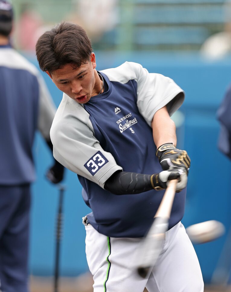 沖縄キャンプで打撃練習する内山　©JIJI PRESS