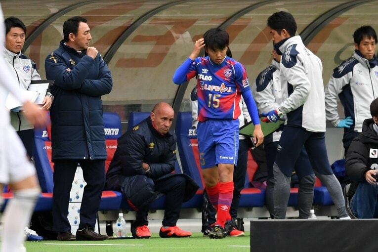 2018年3月、16歳の久保建英をピッチに送り出すFC東京の長谷川健太監督　©Etsuo Hara/Getty Images