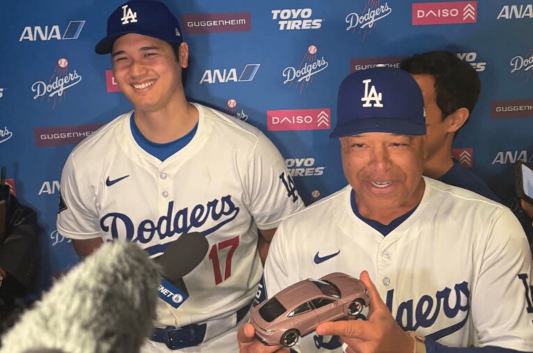 大谷翔平の囲み会見に突然登場したデーブ・ロバーツ監督。大谷も苦笑い（写真は今年5月） ／ photograph by NIKKAN SPORTS