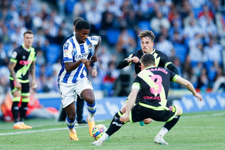 「クボはノルマル（普通）よ」辛口おばあちゃんにバルで遭遇も…カメラマンが撮った久保建英21歳の“軽快ドリブル＋母・祖母のような愛”(26)