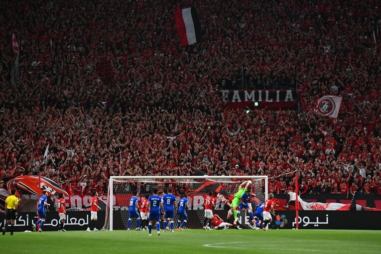 浦和レッズvsアル・ヒラル。試合中のゴール裏の様子