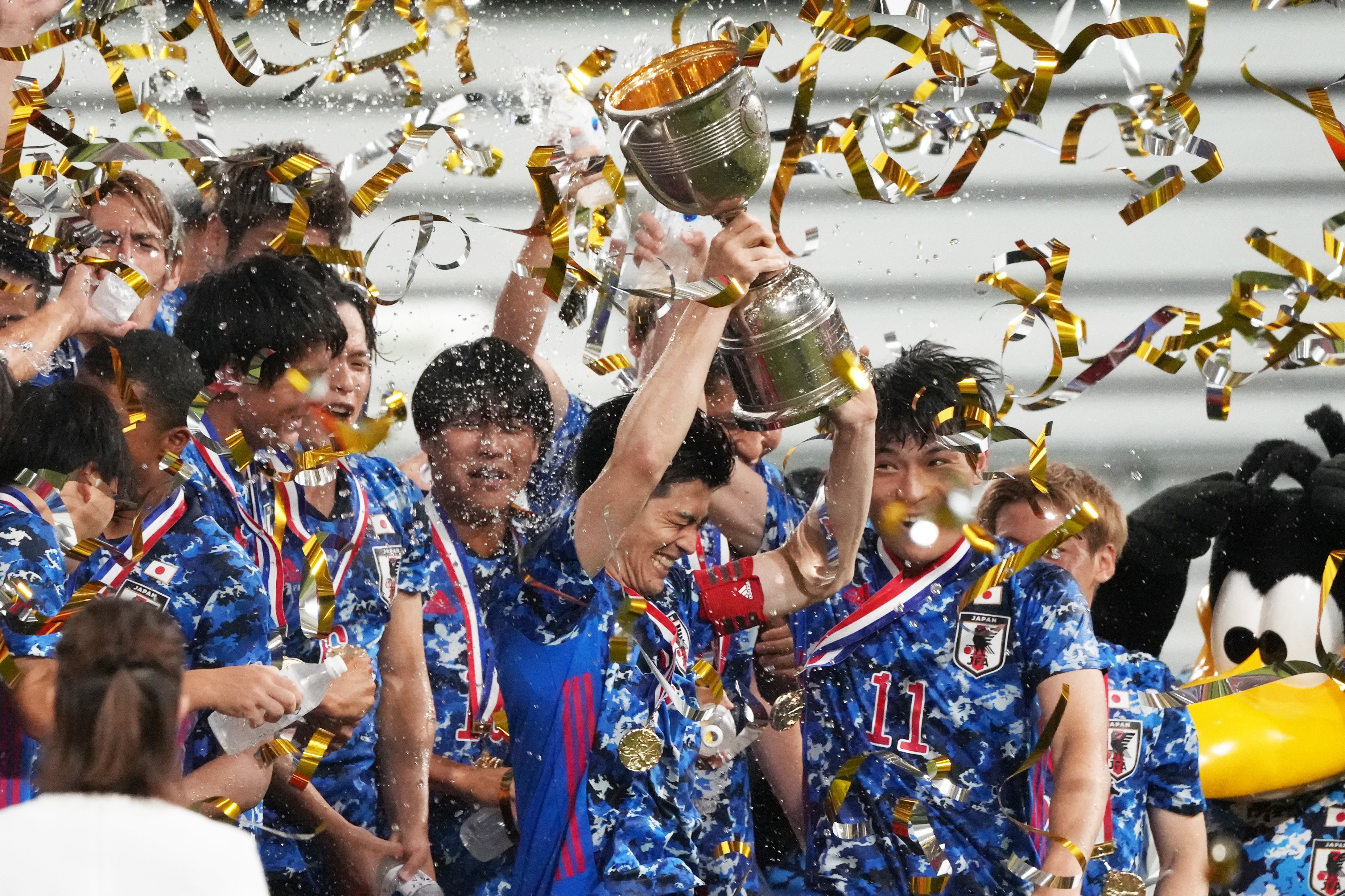キャプテンとしてE-1選手権のトロフィーを掲げる　©Etsuo Hara/Getty Images