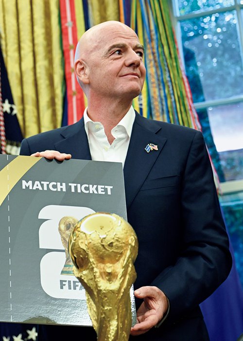 トランプ米大統領にW杯決勝のチケットを贈呈するFIFAのインファンティノ会長（右）