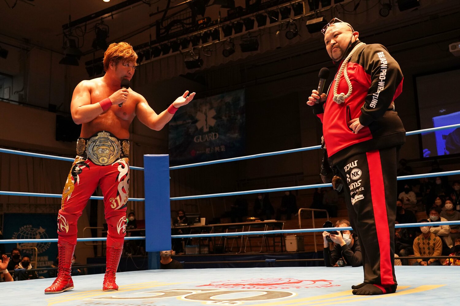 リング上で対峙した宮原とアブドーラ・小林