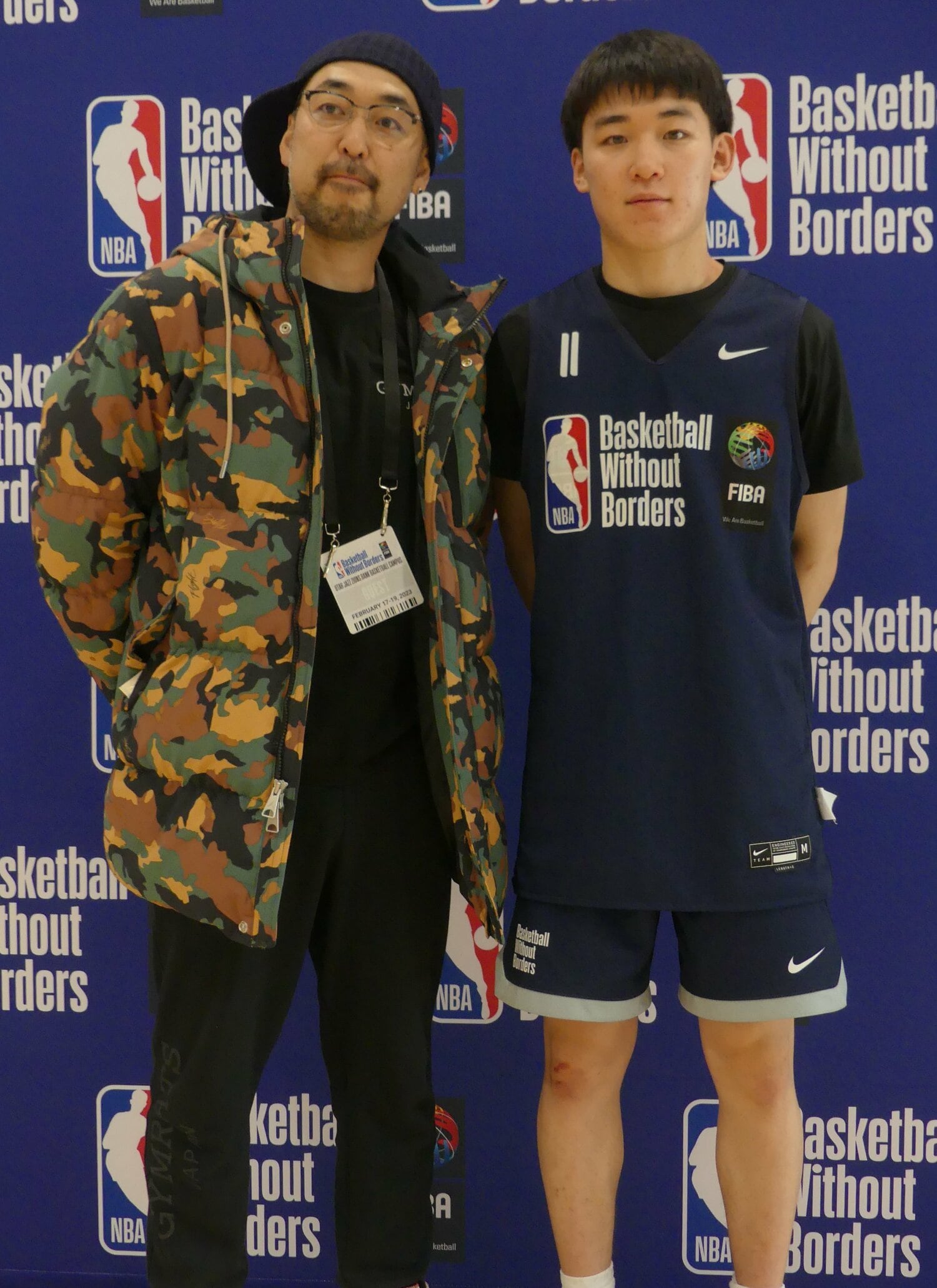 BWBグローバルキャンプに参加した岡田大河（右）。現地に駆けつけた父・卓也氏（178cm）と並んでもほぼ並んだように見える　©︎Yoko Miyaji