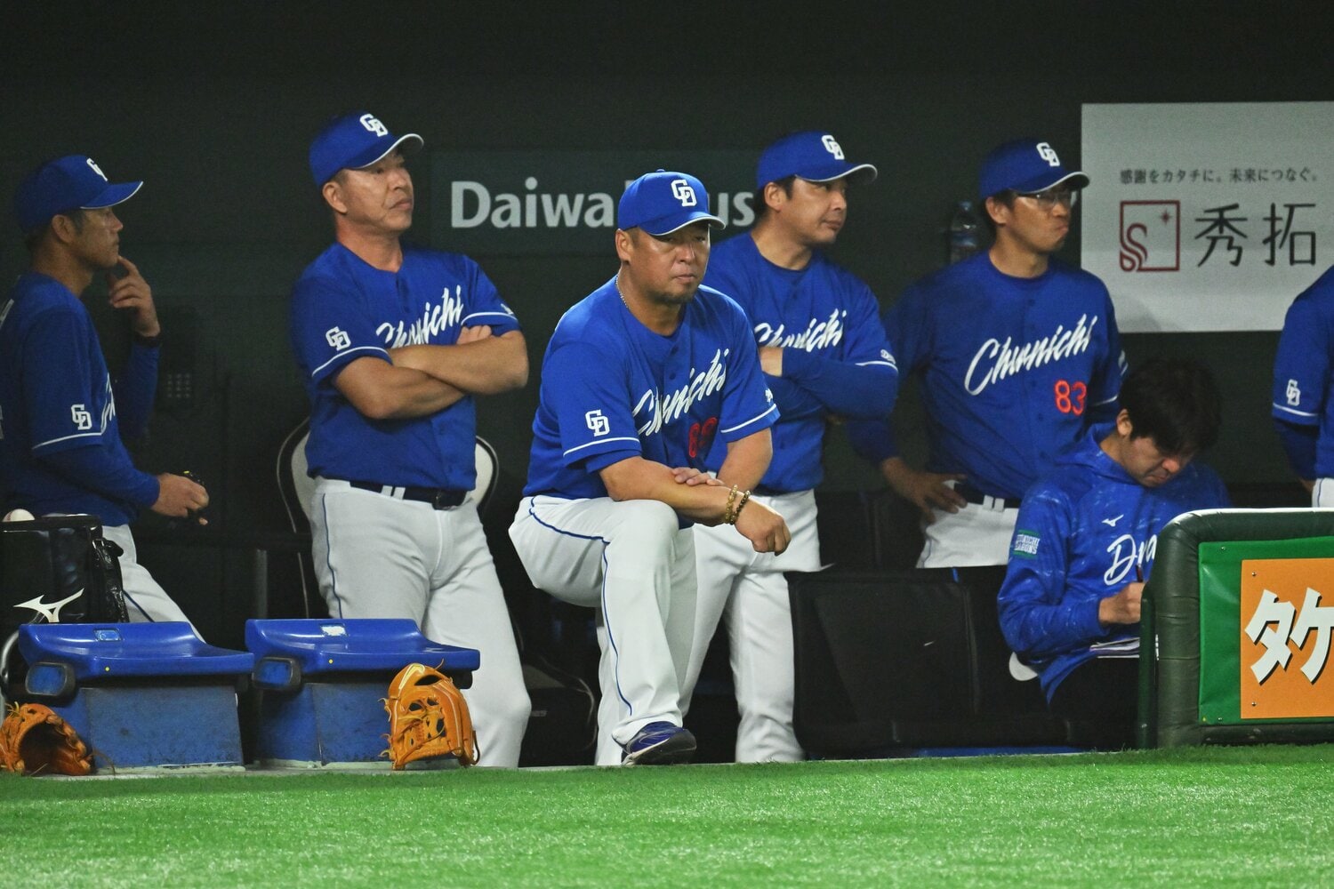 ベンチで戦況を見つめる井上一樹監督、松中信彦コーチ、森野将彦コーチ　©Hideki Sugiyama