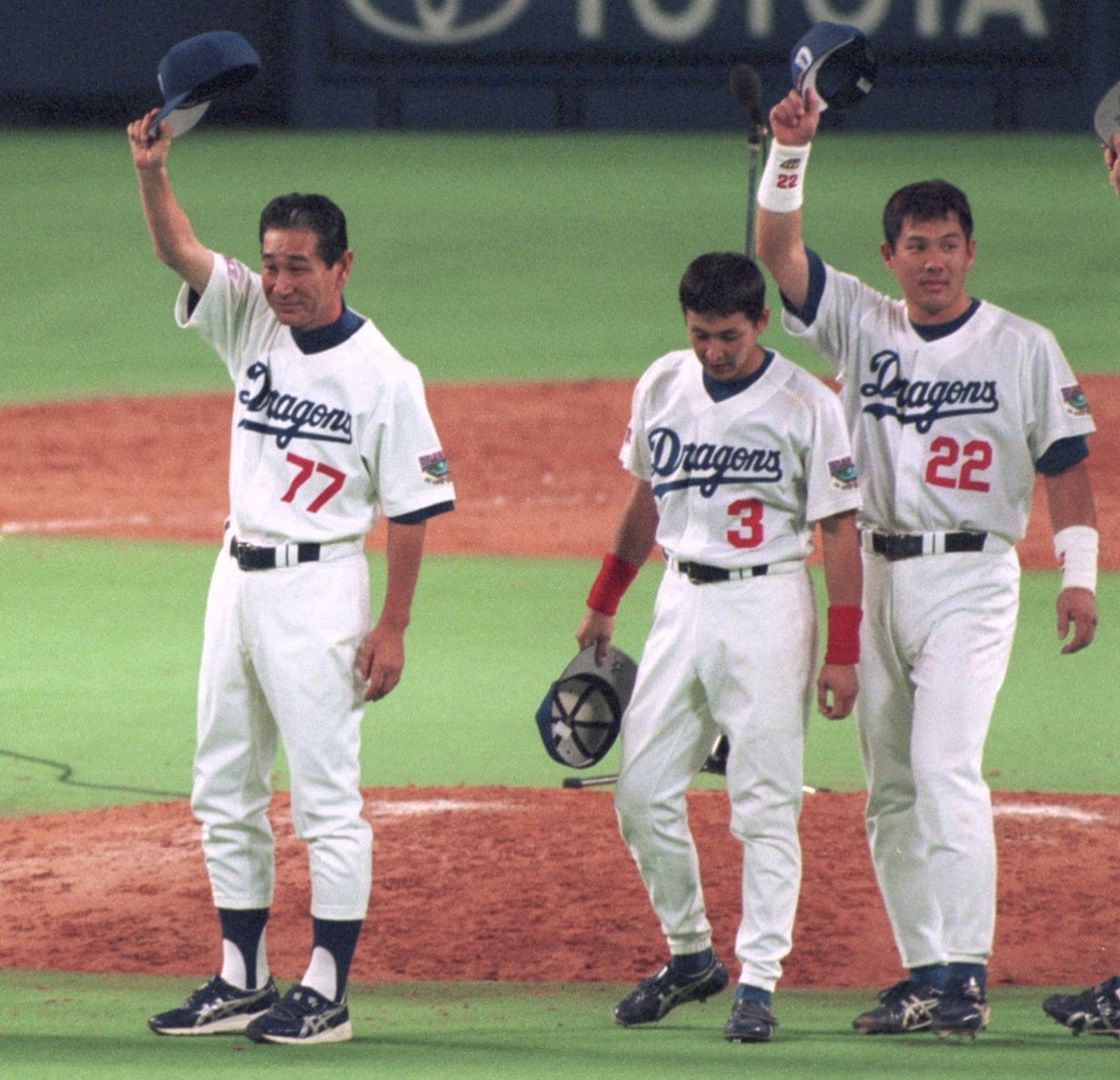 99年、本拠地での最終戦に勝ち、スタンドの声援にこたえる星野監督、立浪、山崎 ©KYODO