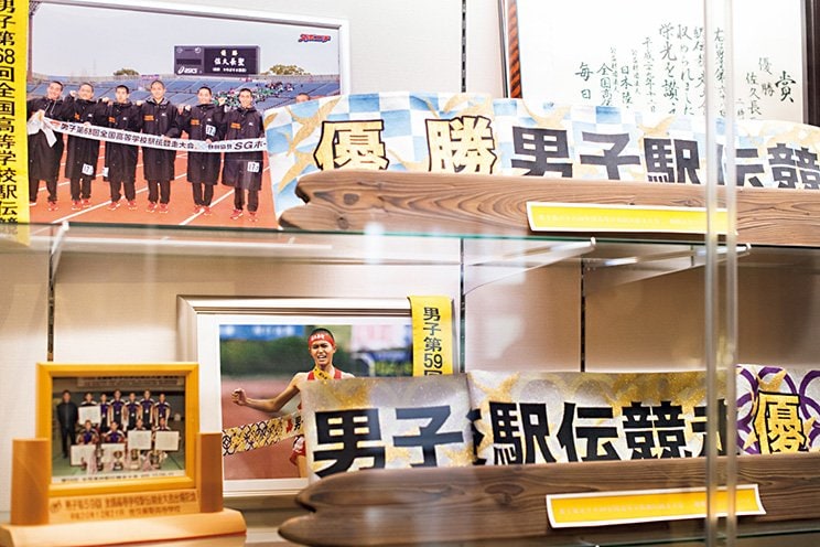 現在の校内には全国高校駅伝優勝時の写真が並ぶが、黎明期は全国など「夢のまた夢」だったという ©Asami Enomoto