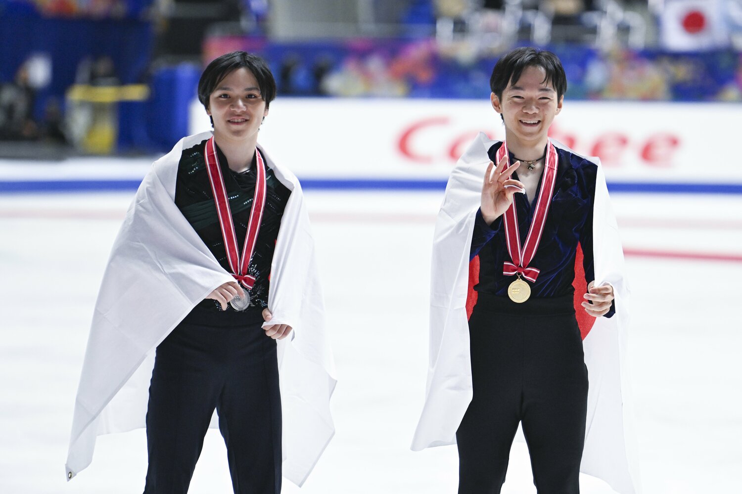 NHK杯表彰式後の鍵山と宇野の2ショット ©︎Asami Enomoto