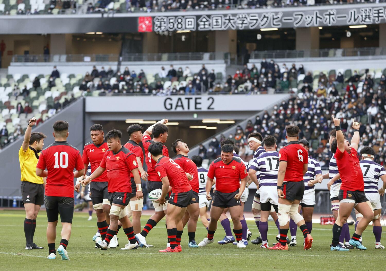 後半、スクラムで明治大の反則を奪った帝京大。右端で両腕を突き上げて吠えるのが細木だ　©︎KYODO