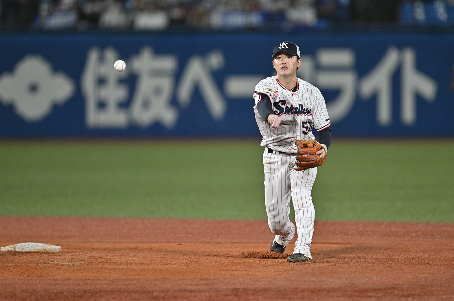 20歳にしてショートに定着した長岡　©Hideki Sugiyama