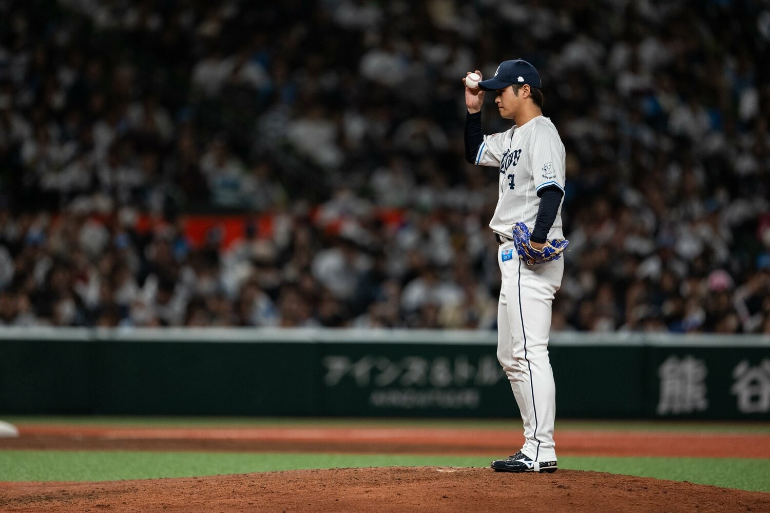 ピンチの場面で山川を迎えた甲斐野　©Nanae Suzuki