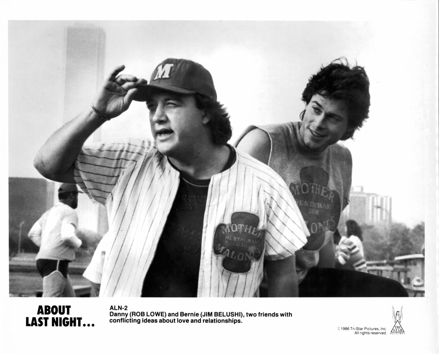 「Taking Care of Business」に主演したジェームズ・ベル―シ（左）。写真は1986年の映画「About Last Night」より　©Getty Images