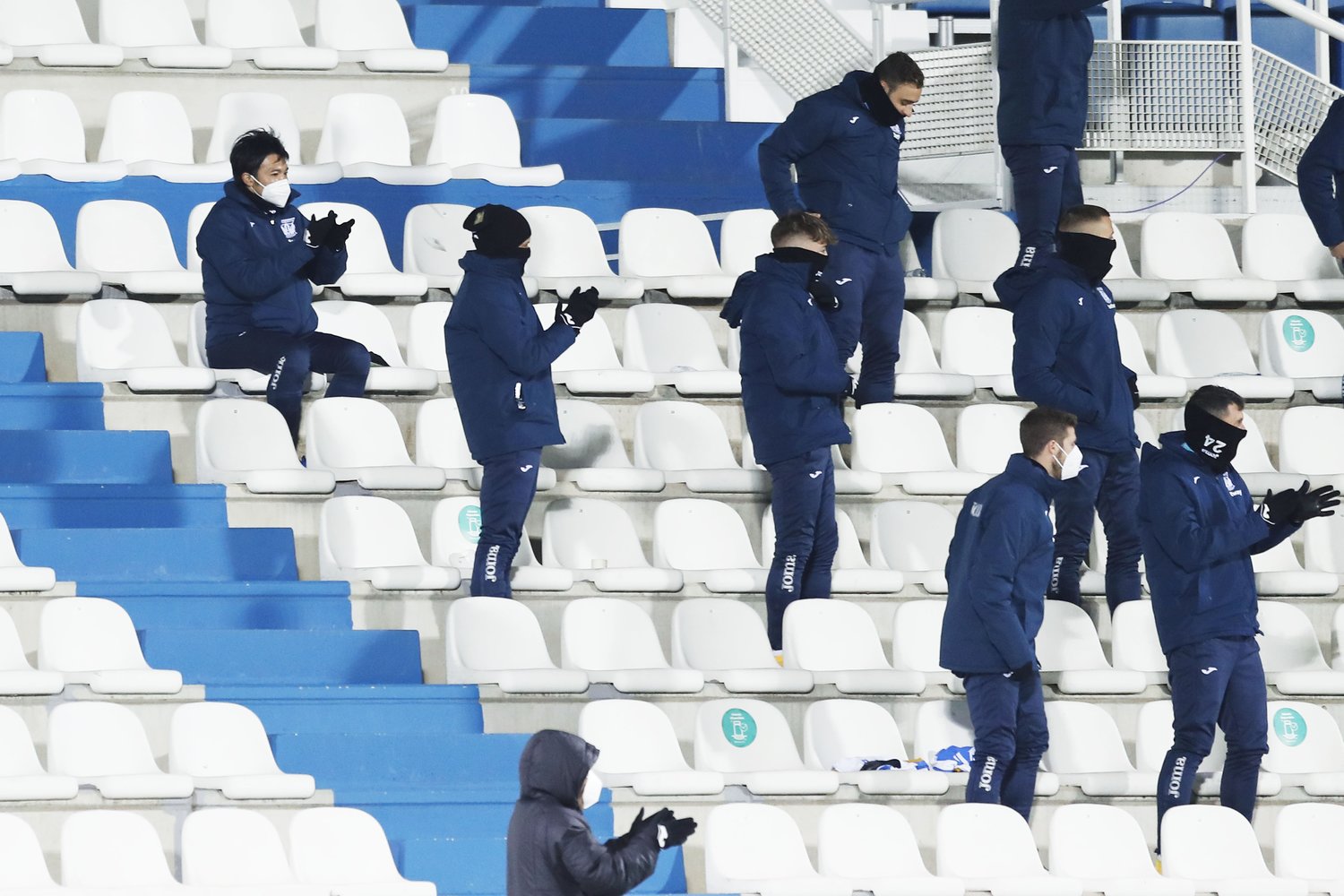 ゴールに拍手を送る柴崎ら©Daisuke Nakashima