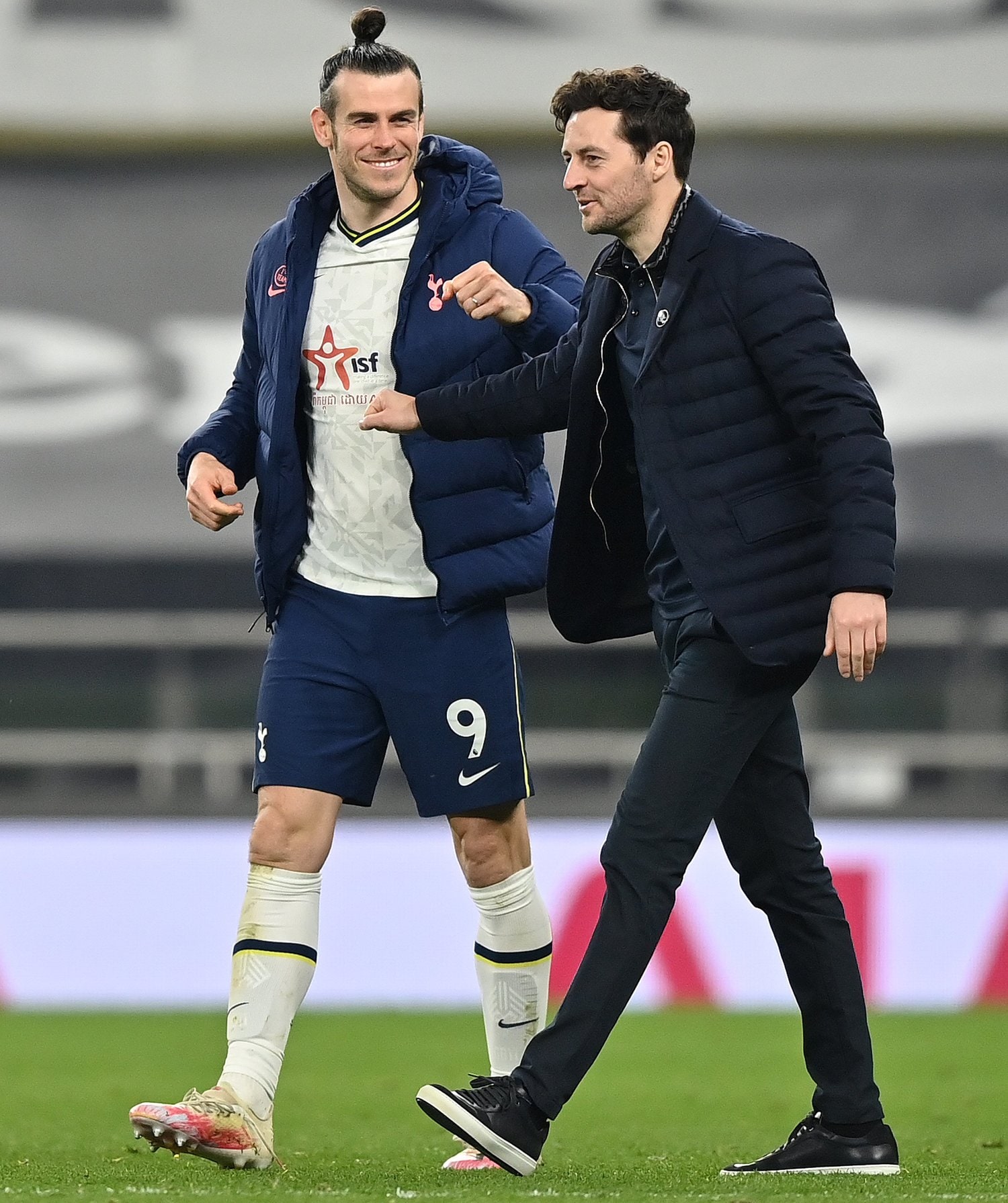 31歳ベイルと談笑する29歳のライアン・メイソン暫定監督©Getty Images