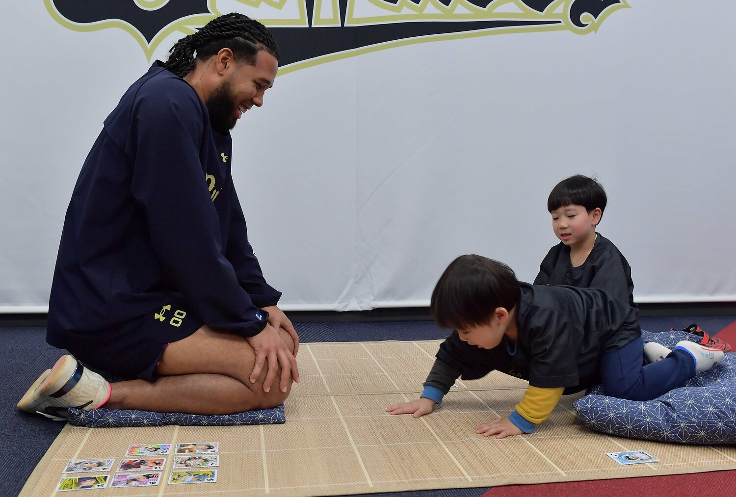 選手会のイベントでちびっこファンとカルタで対決するエスピノーザ。正座もお手のものだ ©SANKEI SHIMBUN