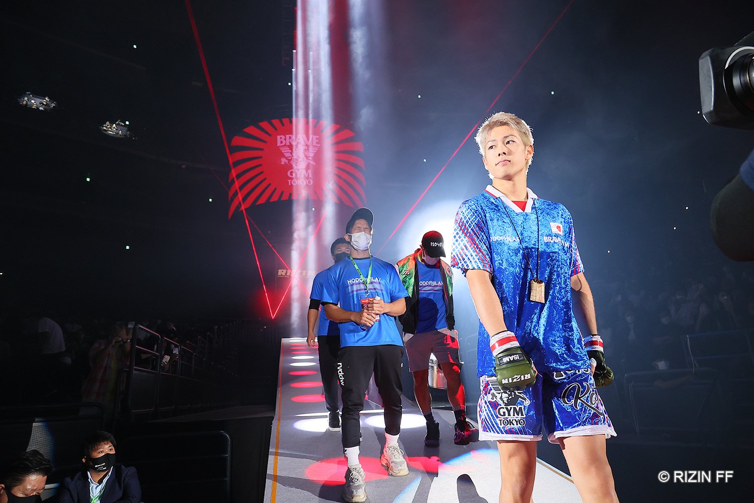 超RIZINの第1試合、サッカーユニフォームのようなコスチュームで入場　©RIZIN FF