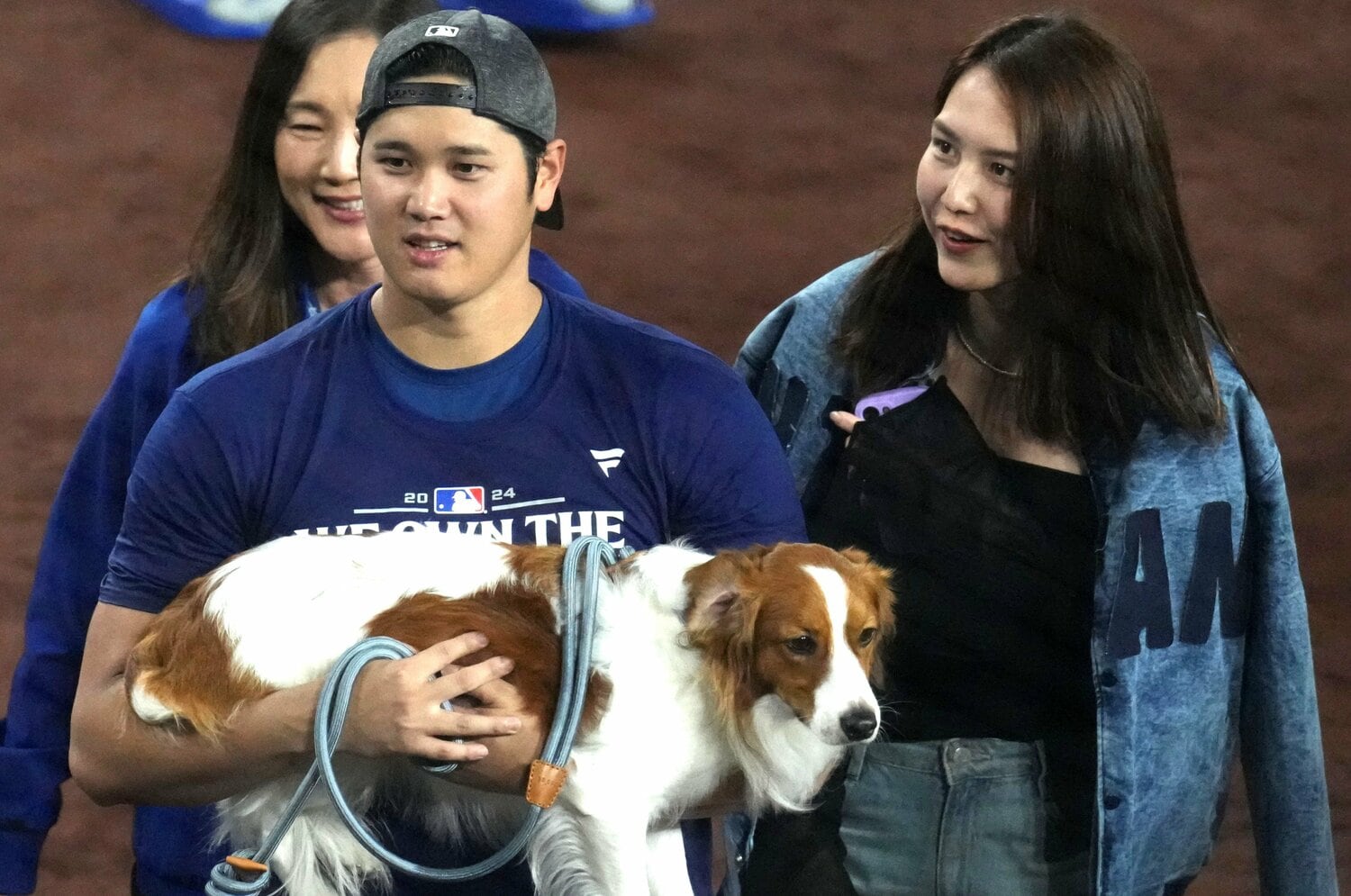 大谷翔平と真美子夫人が「始球式を野球少年に譲っていた」過去も…ドジャース現地で見た、ボブルヘッドデーで家族が生み出す“ほっこりハプニング”＜Number Web＞ photograph by JIJI PRESS