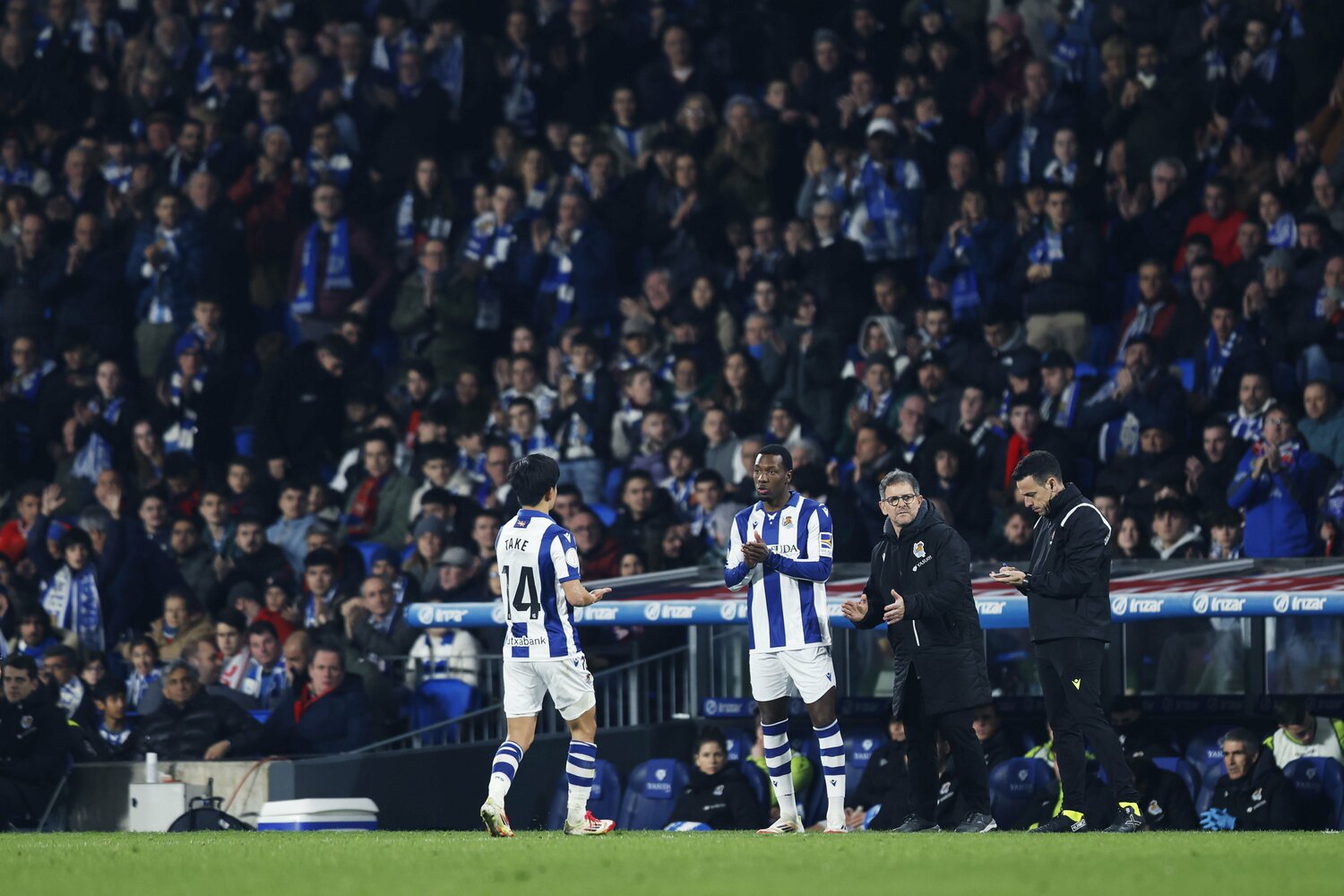 スタンディングオベーションで久保を労うファンの姿も