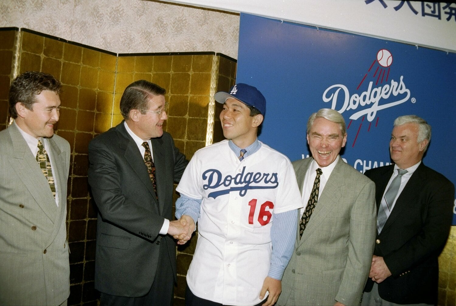野茂と握手するオマリー会長　©Getty Images
