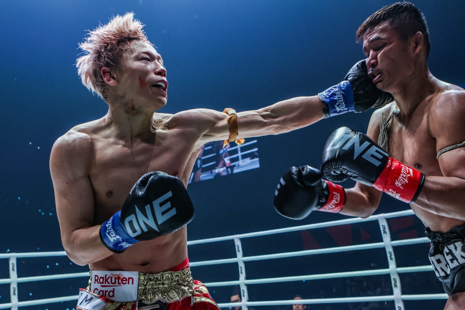 武尊のパンチが何度もヒット、試合は進むごとに白熱の度を増した　©ONE Championshiop