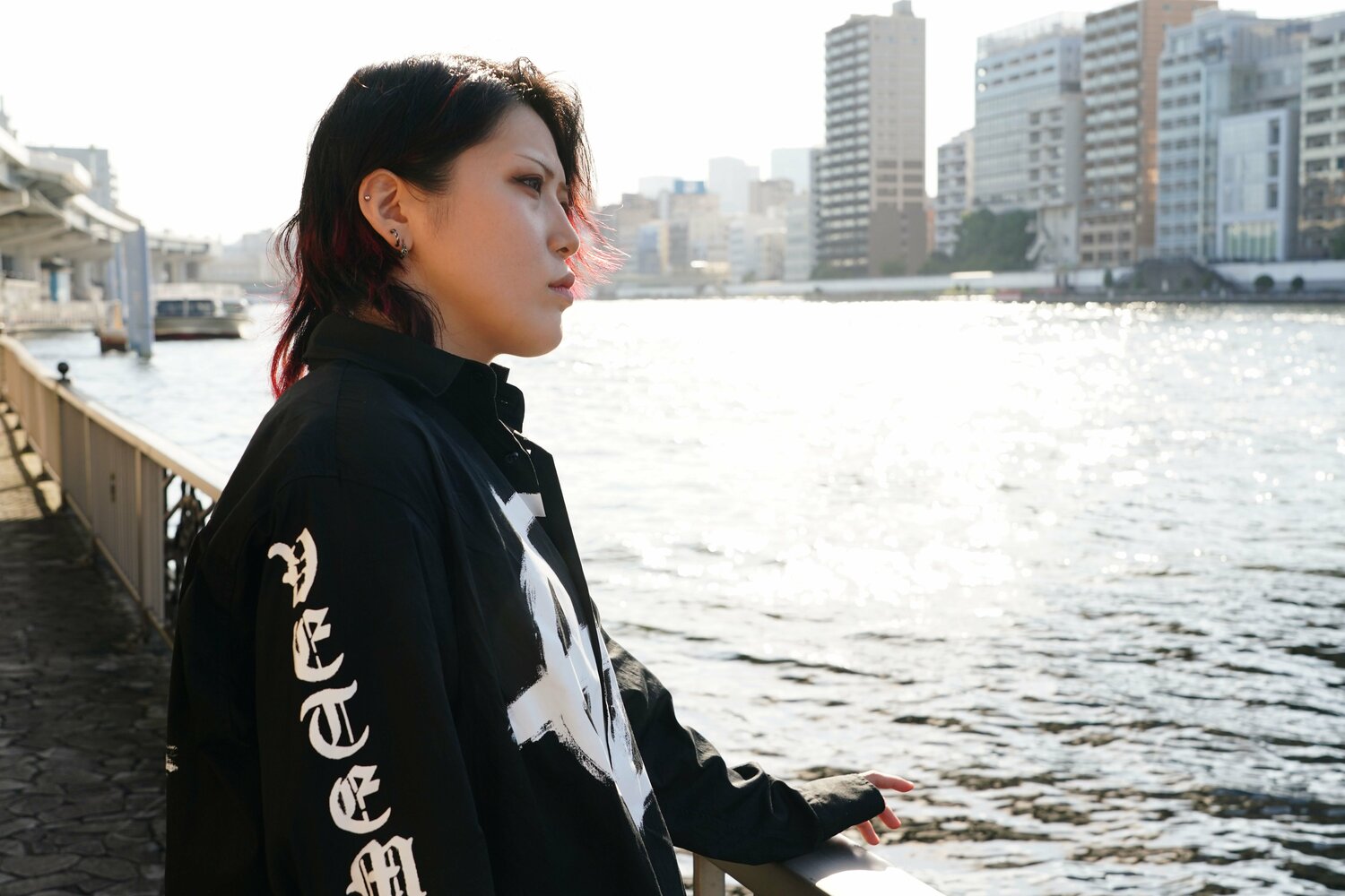 取材中、水面を見つめる林下詩美　©Essei Hara