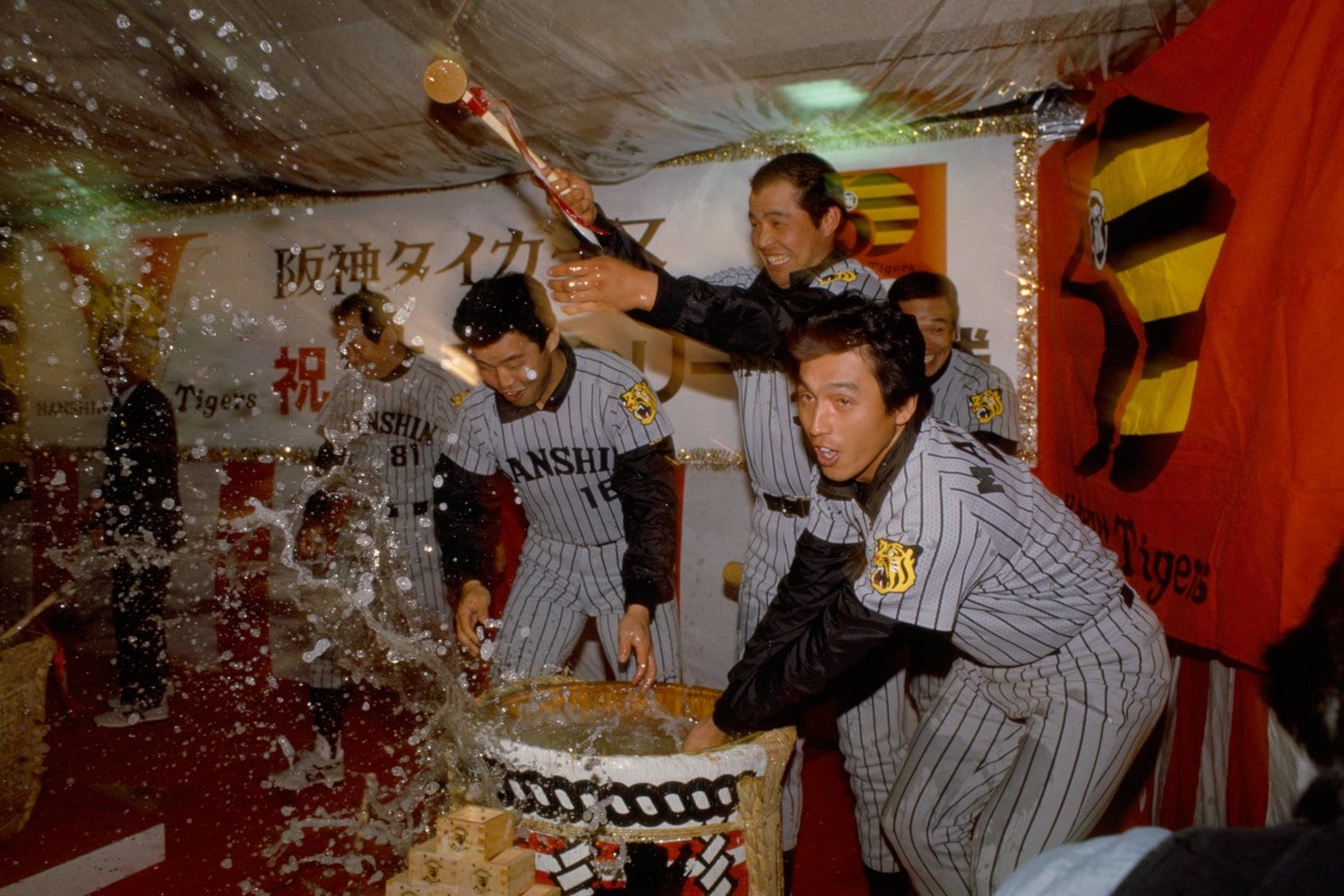 ライオンズから加入の真弓明信（写真右）は1985年日本一の立役者の一人に。「恐怖の1番打者」と呼ばれた ©Makoto Kenmizaki