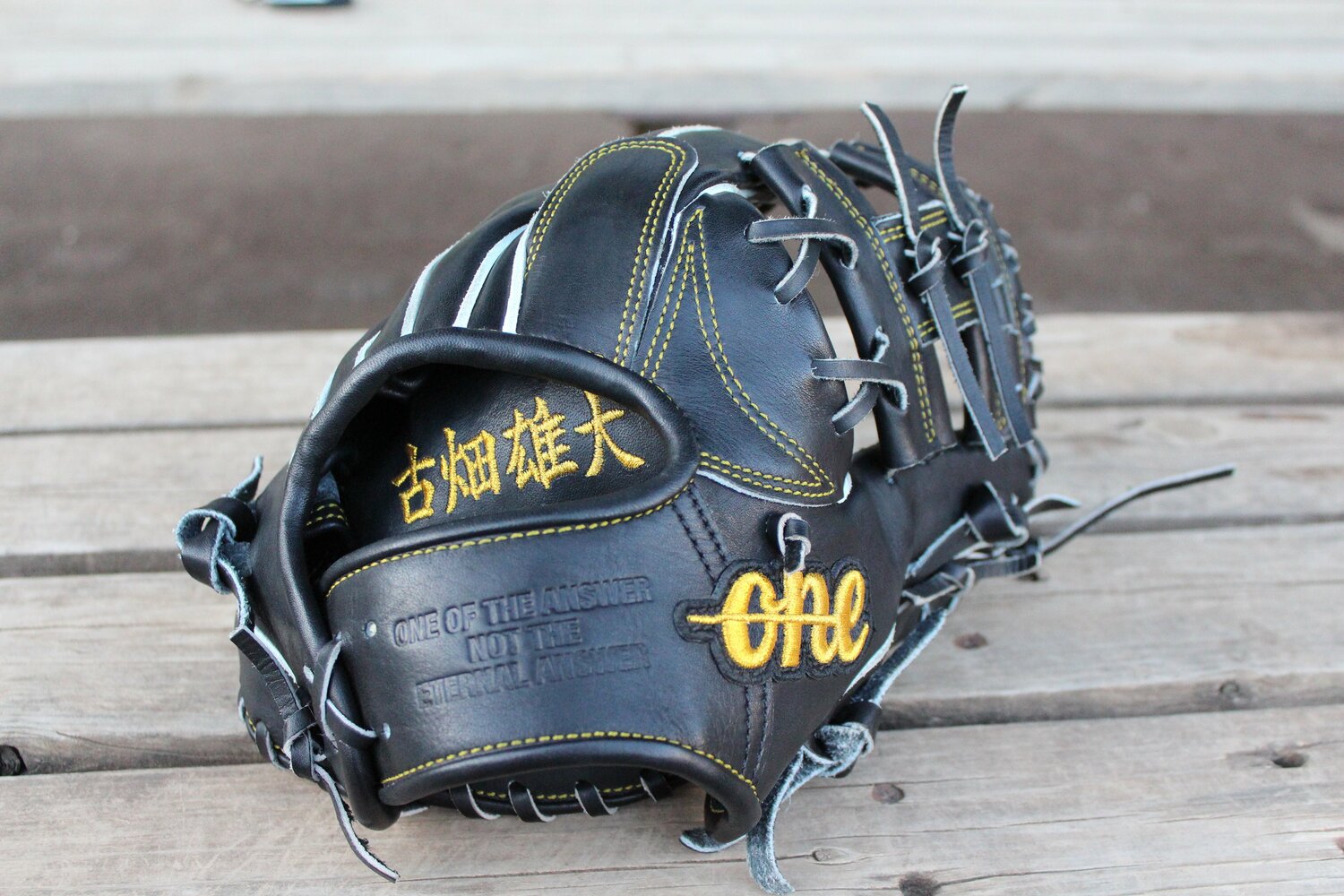 松坂から贈られたグラブ。「古畑雄大」の刺繍入りだ　©Katsuharu Uchida