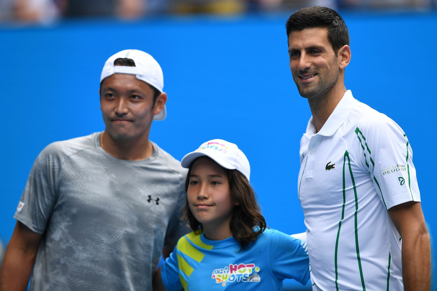 対戦前、ジョコビッチと写真撮影に応じる伊藤　©JIJI PRESS