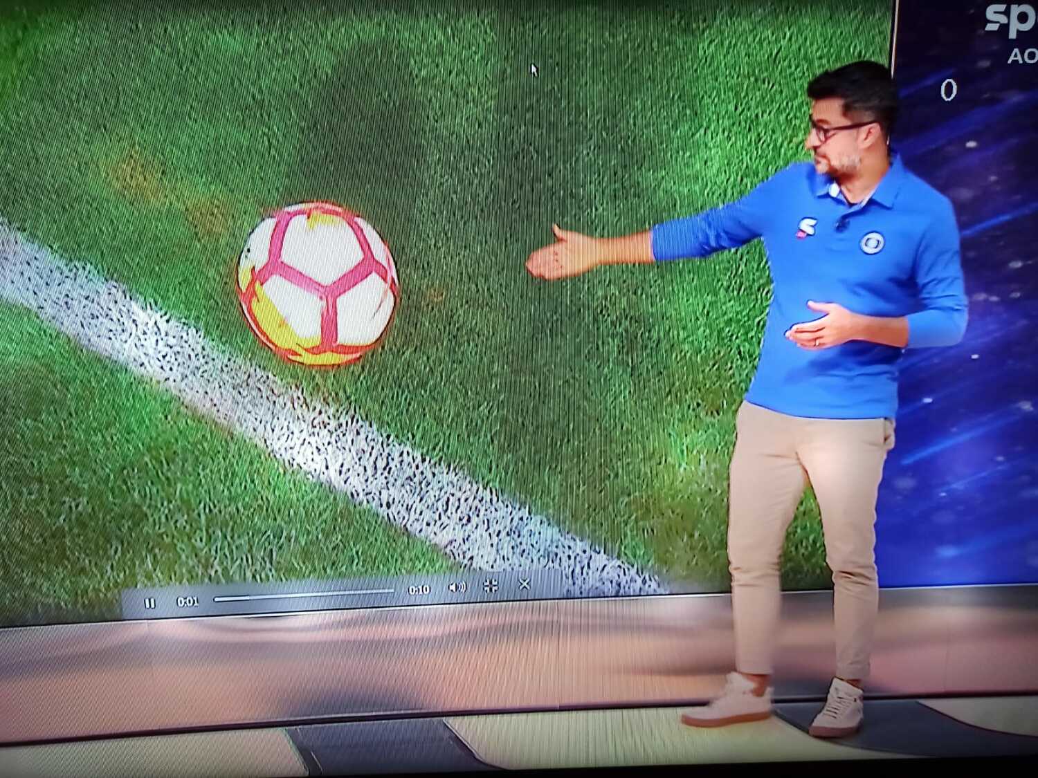 SporTVのジャッジ専門解説者（元国際審判）が日本の2点目について補足説明。「横から見るとボールがラインの先に出ているように見えるが……」（全3枚の1枚目） ©Hiroaki Sawada