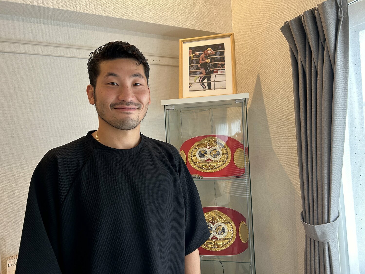 グローブを置いた今は解説者、事業家として忙しく働く岩佐　©Masayuki Sugizono