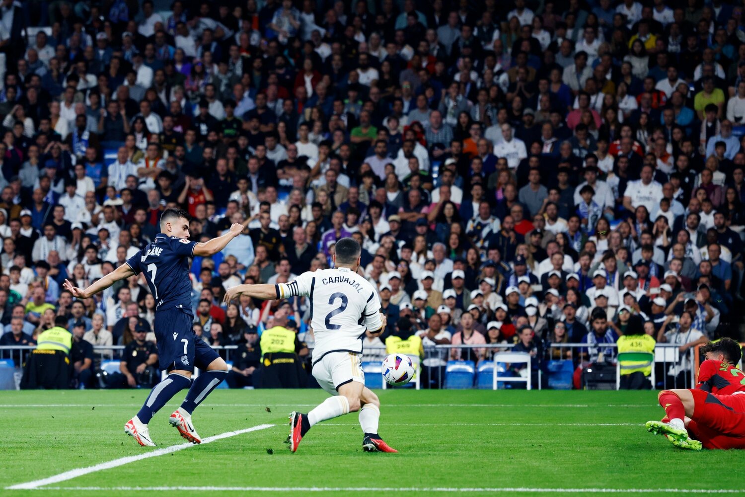 反応したバレネチェアが先制ゴールを奪い取った