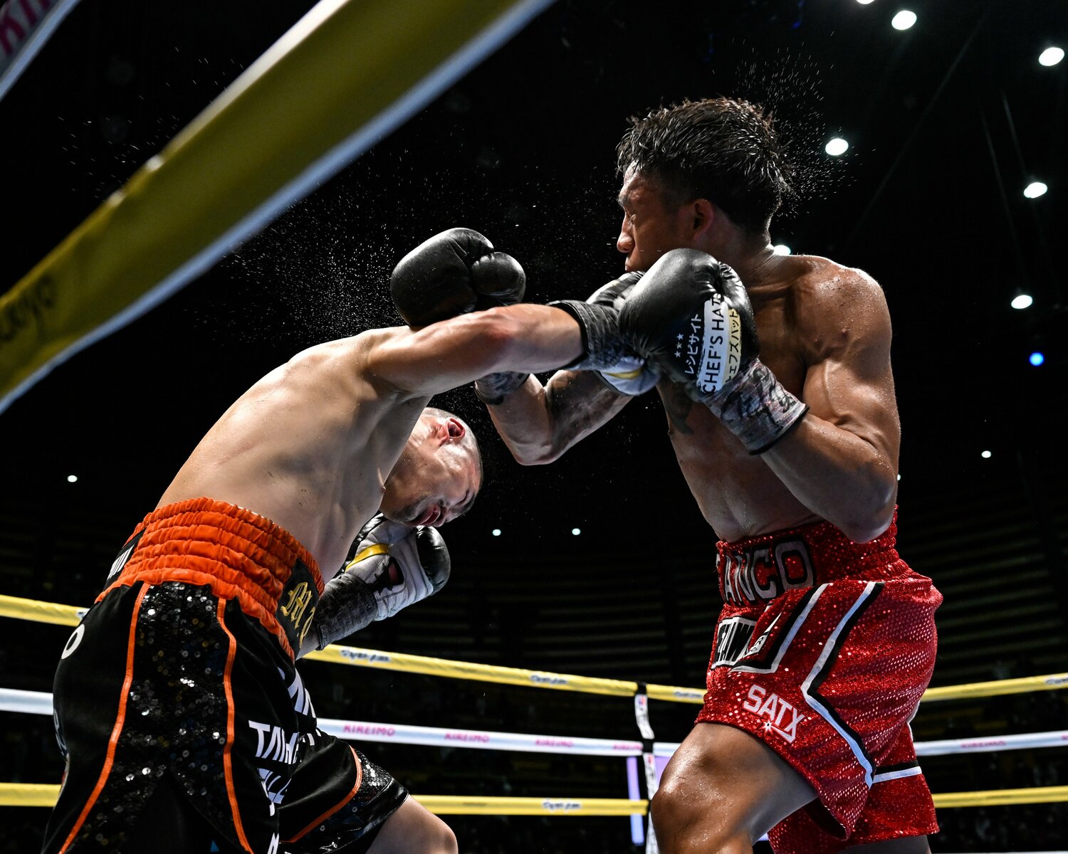 8回、井岡一翔の右カウンターがフランコの顔面をとらえる　©Hiroaki Yamaguchi