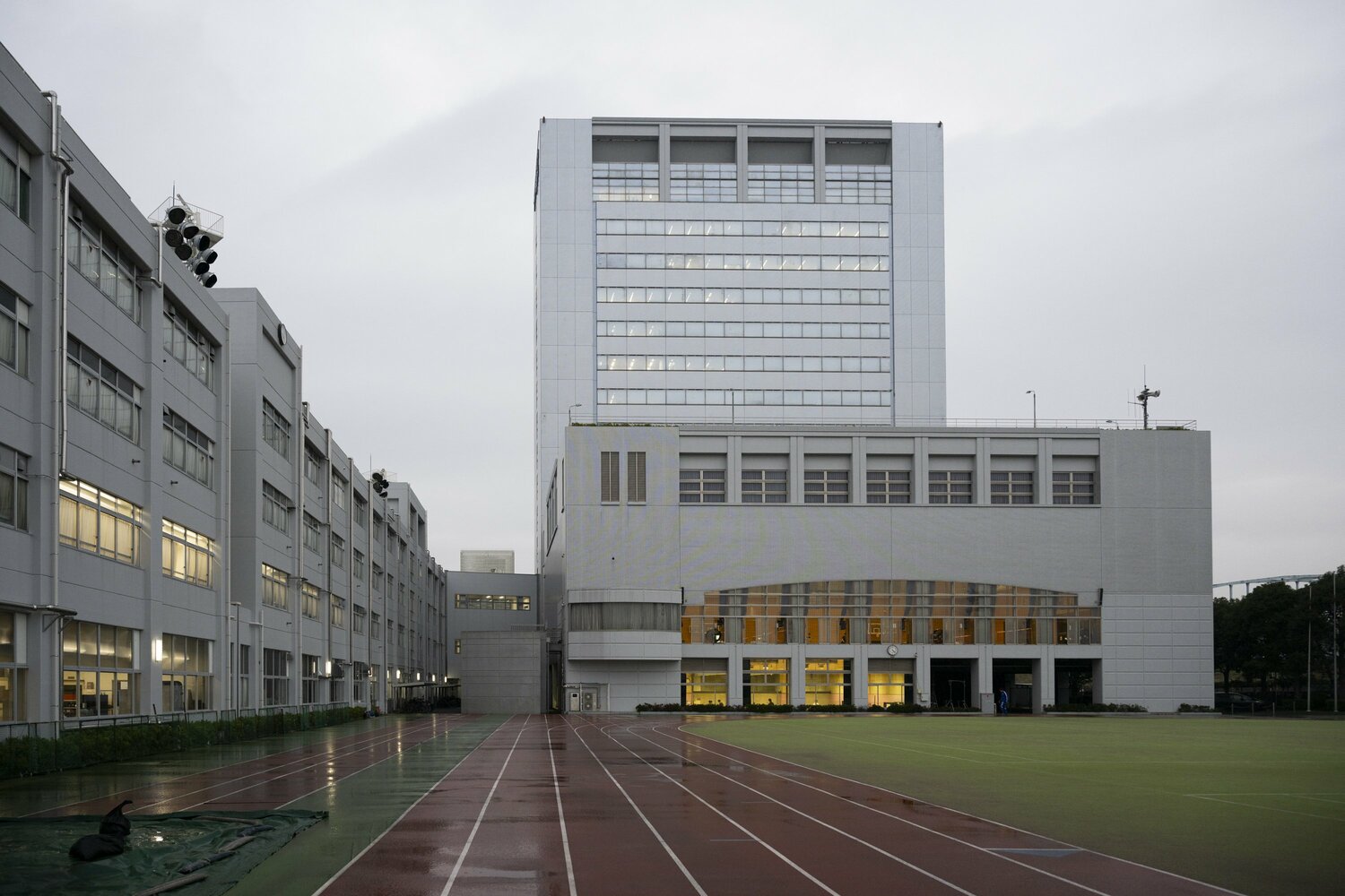 川崎総合科学高。奥に見える高層ビルが日本一高い校舎だ　©Tomosuke Imai