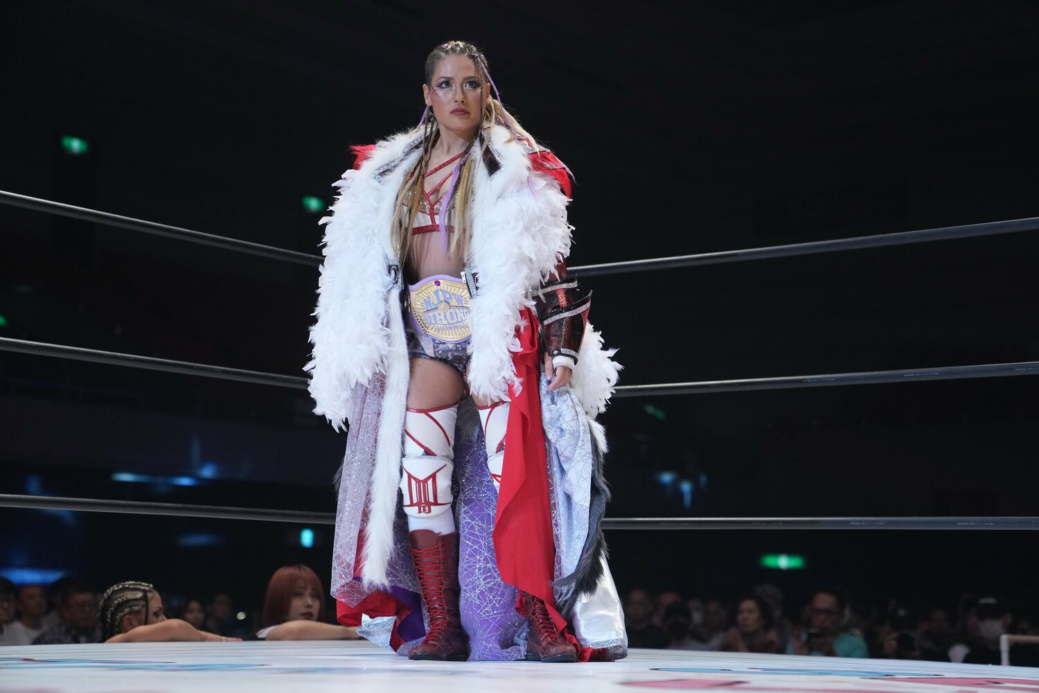 STRONG女子王座のベルトを巻くジュリア