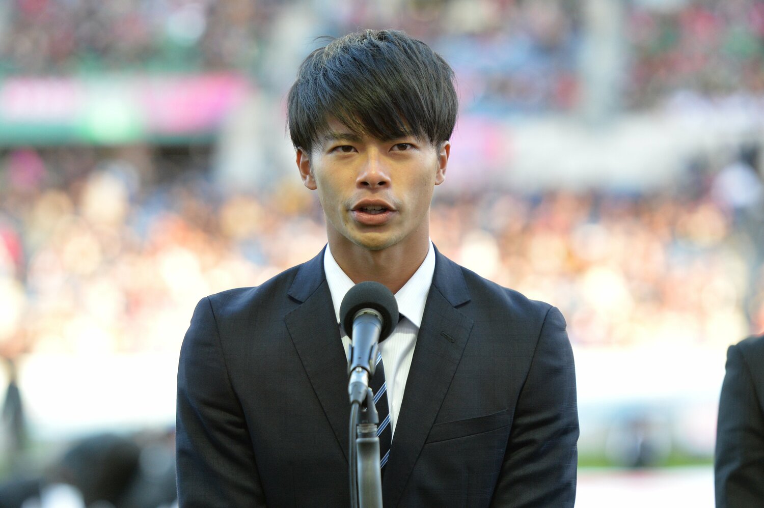 2017年に筑波大のエースとしてJリーグ・ベガルタ仙台を天皇杯で倒した三笘薫20歳。写真は天皇杯決勝のハーフタイムで表彰を受けるシーン　 ©JFA/AFLO