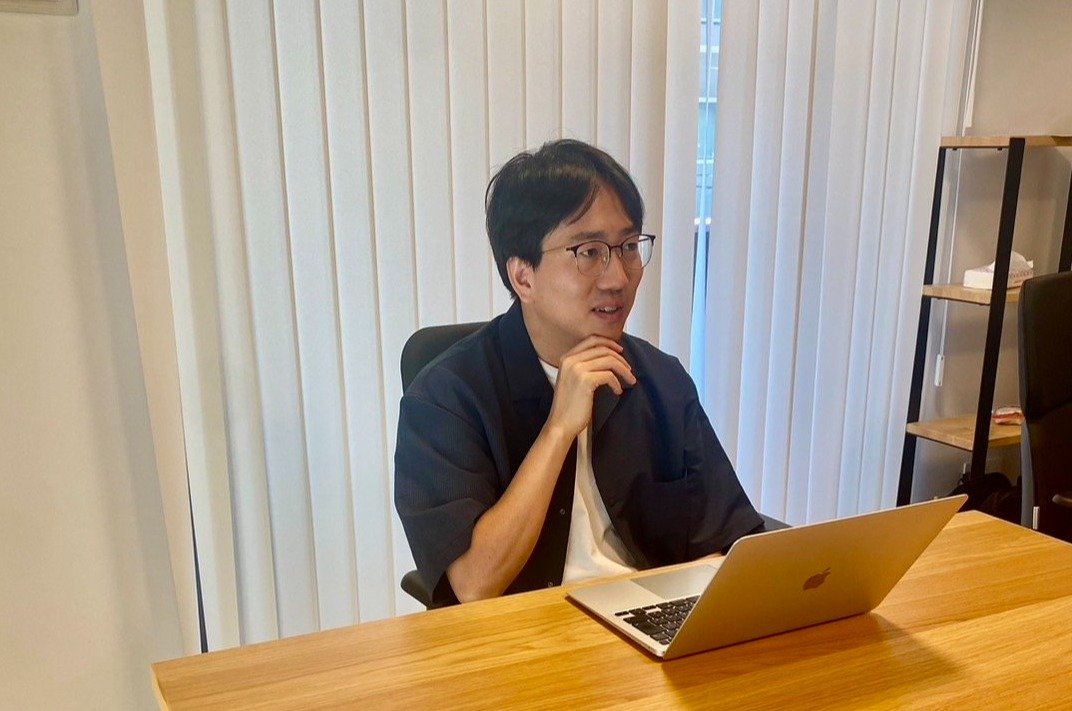 現在は原作者兼編集者として多くの漫画作品に携わる/本人提供