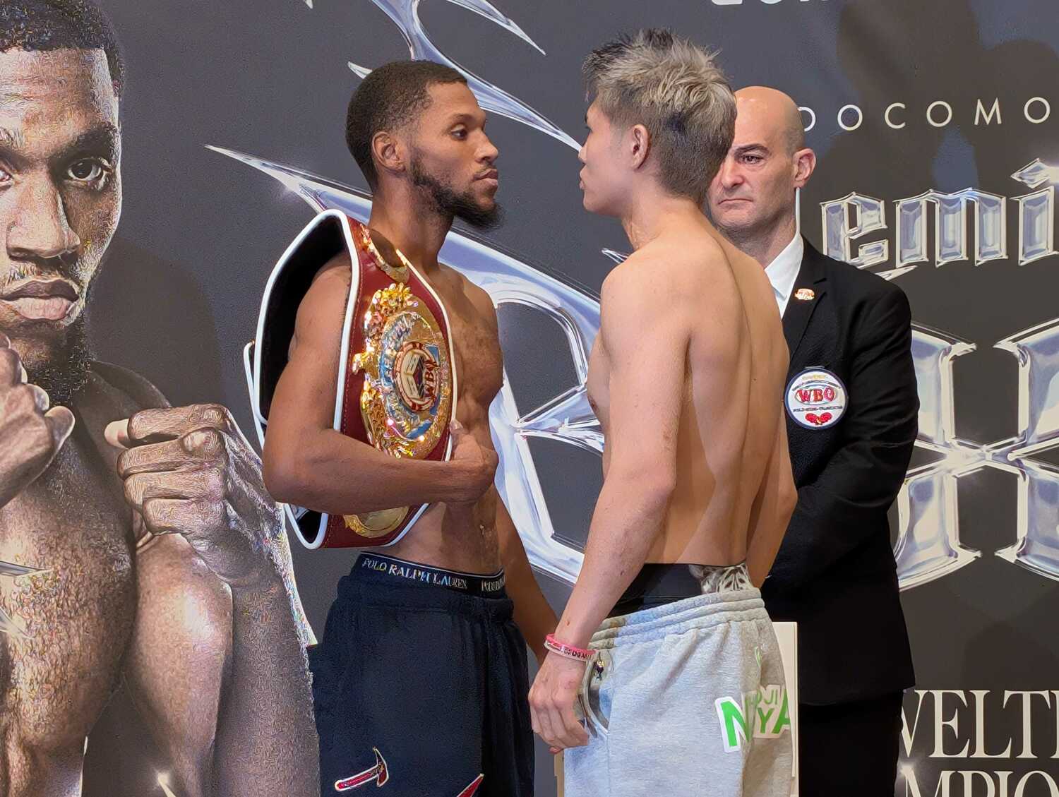 前日計量でのフェイスオフ。長く睨み合った両者　©Number Web