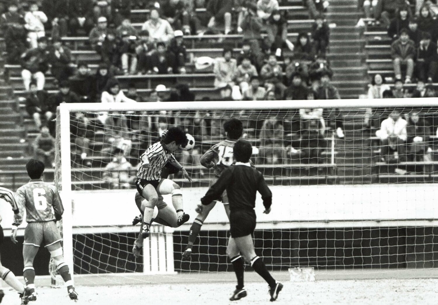 同じく1987年度の選手権。準決勝（市立船橋戦）、平澤がロングボールをヘッドで合わせて先制点。この試合2得点を挙げ、2-1で勝利。2年連続で決勝へ　©Hidetake Murata