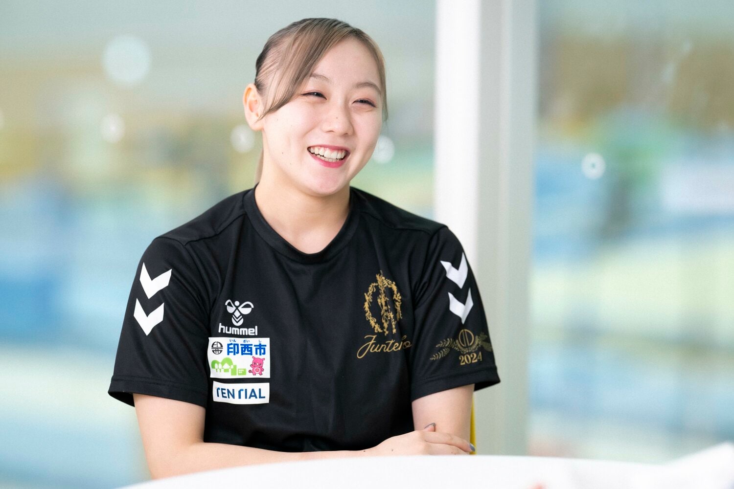 笑顔でインタビューに答える現在の宮田