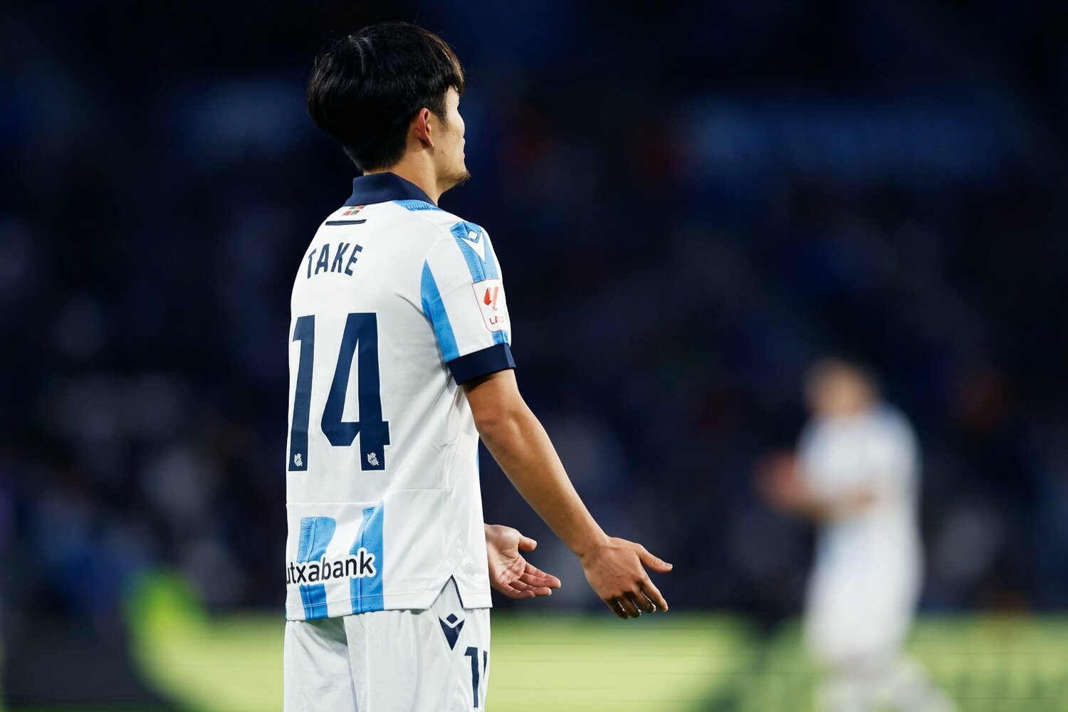 サディクの強引なシュートに久保が不満を伝えると……