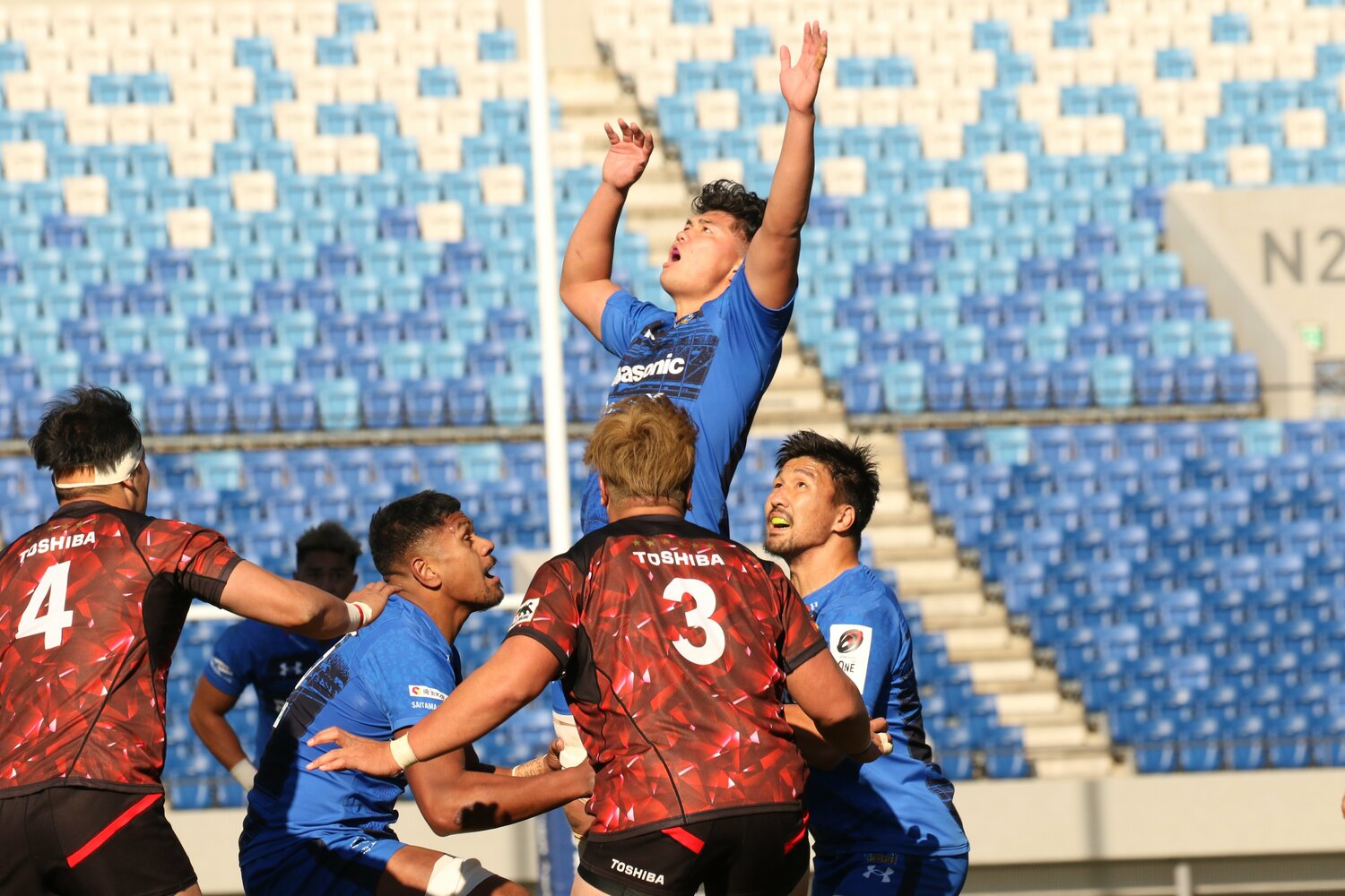 この日はラインアウトではジャンパーとしてトライの起点になるも、悔いの残るプレー内容となった　©Nobuhiko Otomo