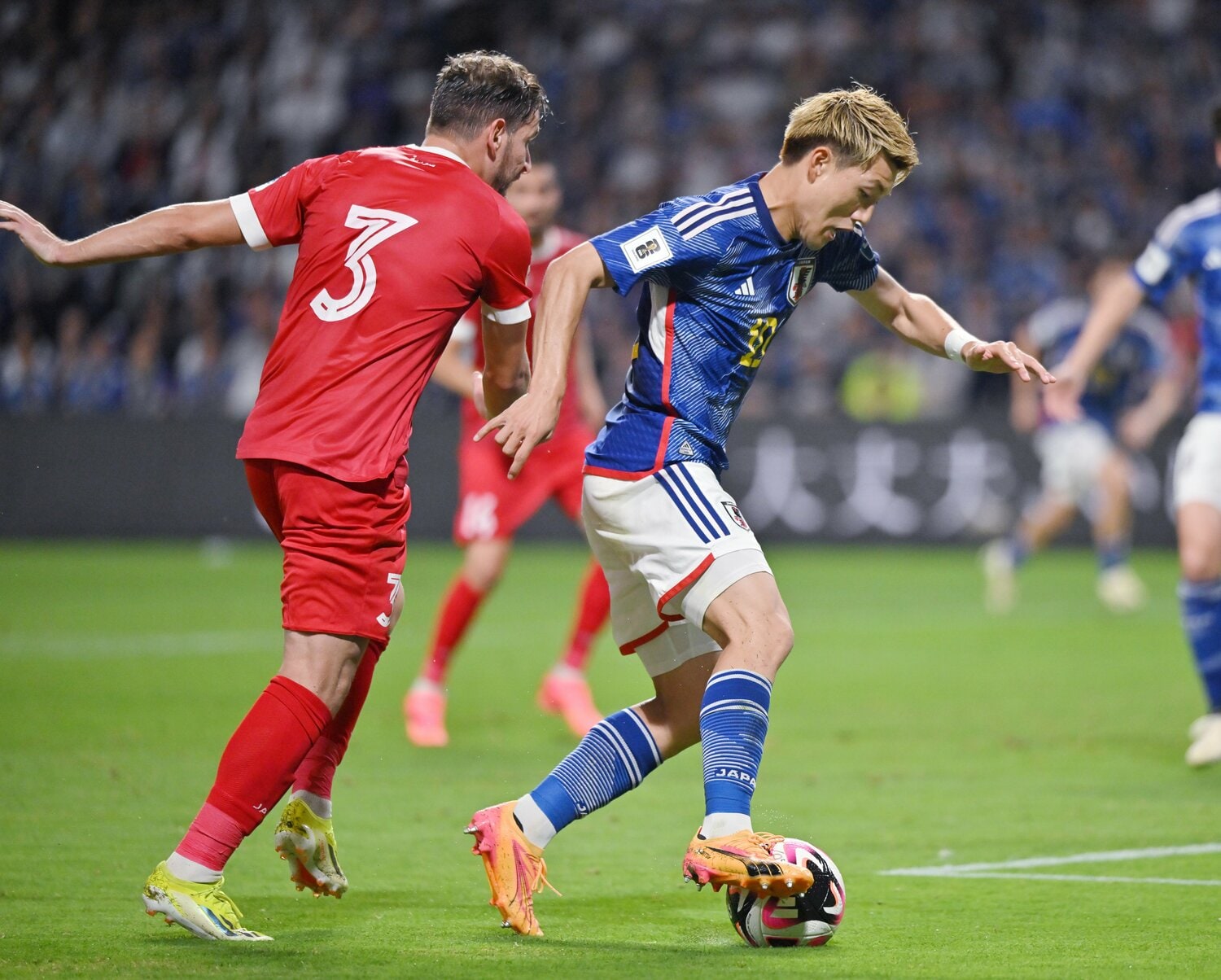 シリア陣内に切り込む堂安律 ©JIJI PRESS